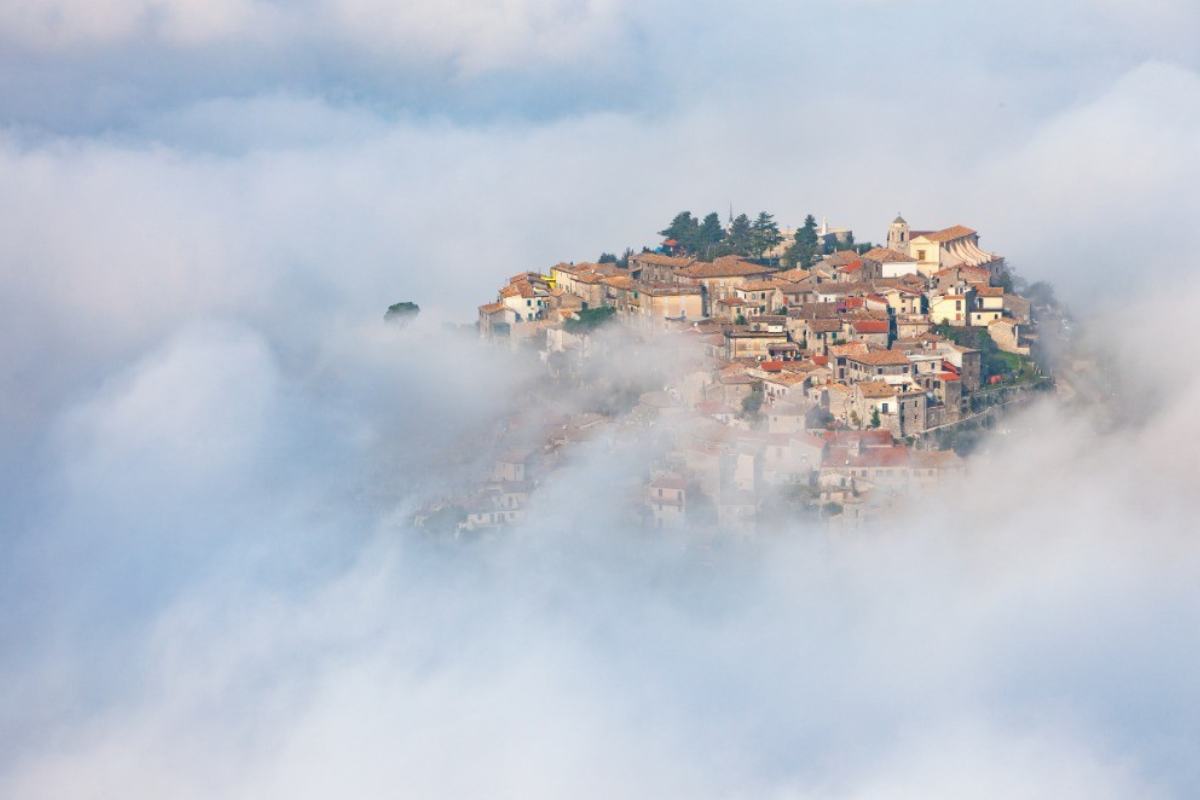 il borgo sospeso tra le nuvole